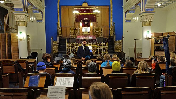 Synagogenführung mit Landesrabbiner Zsolt Balla - Foto: S. Hauptmann