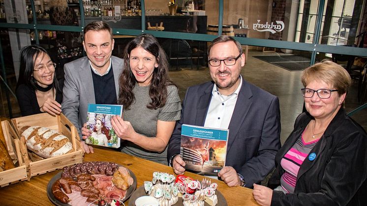 v.l.: Minh Chau Le Thi (La Fonderie), Daniel Reinhardt (Haus E), Christine Klauder (Thüringer Genuss), Holm Retsch (DEHOGA Leipzig) und Dr. Elke Leinhoß (Notenspur-Förderverein e.V.) präsentieren den neuen Genussführer