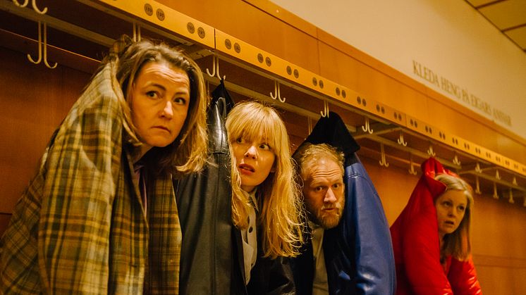 Det Andre Teatret har snike seg inn på Det Norske Teatret for å stele scenen. Dei mistenkte for tjuveriet som skal skje er: Helene Abrahamsen, Veslemøy Mørkrid, Mats Eldøen og Marte Mørland.