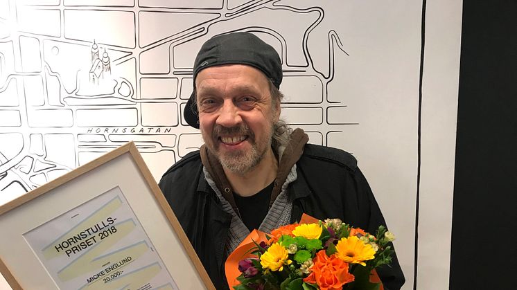 Micke tar emot priset i form av ett bidrag på 20 000 kronor som används till att utveckla verksamheten vidare. 