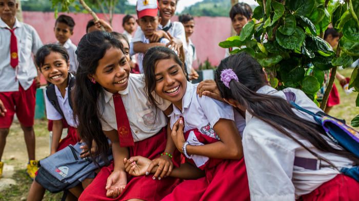 Studenter utanför en skola i West Sumba, Indonesien.