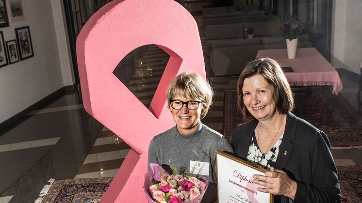 Anna Lind, Årets Bröstsjuksköterska 2019, tillsammans med Susanne Dieroff Hay, Bröstcancerförbundets ordförande.