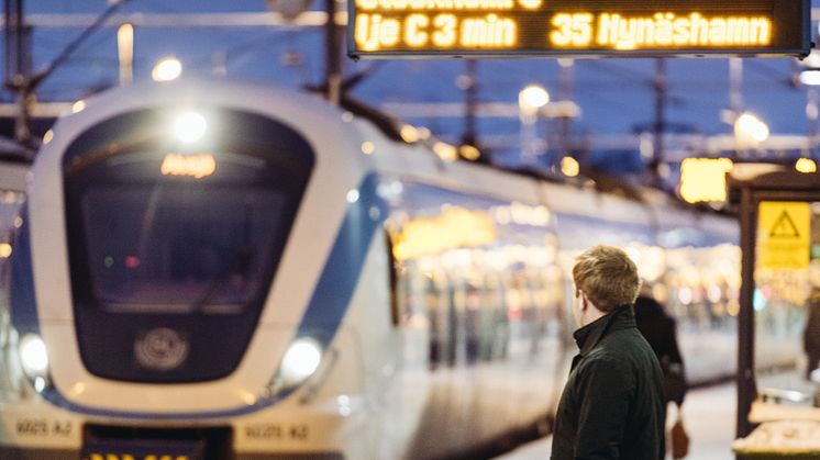 Pendeltåg i antågande. Fotograf Emil Andersson