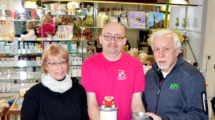 Kerstin Nickel, Inhaberin des Eilenburger Wohlfühlcafés, und Klaus Garbrecht (re) von EP Garbrecht überreichen Thomas Pertzsch, ehrenamtliches Mitglied im Förderverein, jeweils eine gut gefüllte Spendendoseein