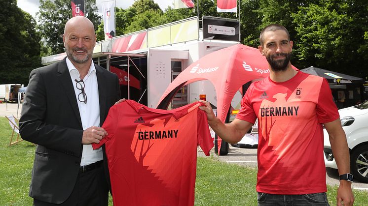 Ralf Fleischer (li.) erhält das Tokio-Shirt von Hannes Aigner.