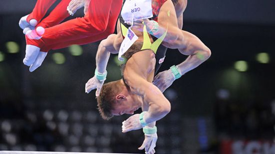 Als einzigem Kunstturner weltweit gelingt Andreas Bretschneider der Kovács-Salto mit zwei Längsachsendrehungen, ein mit dem Namen „Bretschneider“ nach ihm benanntes Turnelement am Reck. Foto:  Qingwei Chen