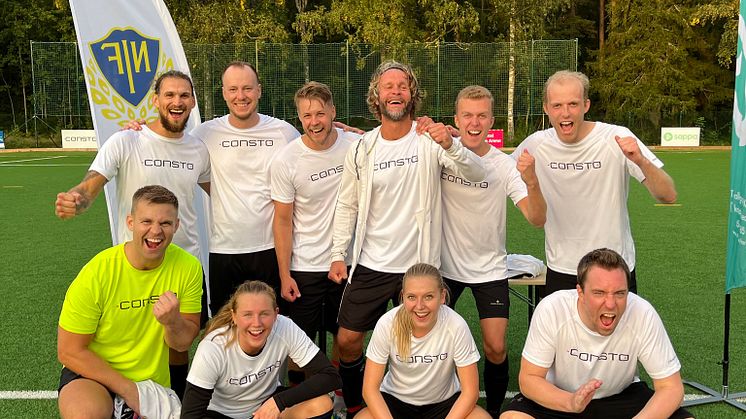 Glada medarbetare efter vinsten!