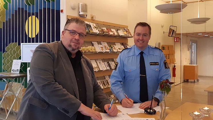 Här undertecknas det nya medborgarlöftet i Svalövs kommunhus. Från vänster i bild: Teddy Nilsson (SD), kommunstyrelsens ordförande, och Niklas Årcén, lokalpolischef i Lokalpolisområde Klippan.