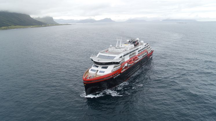 MS Roald Amundsen sailing on battery power. Photo: Hurtigruten