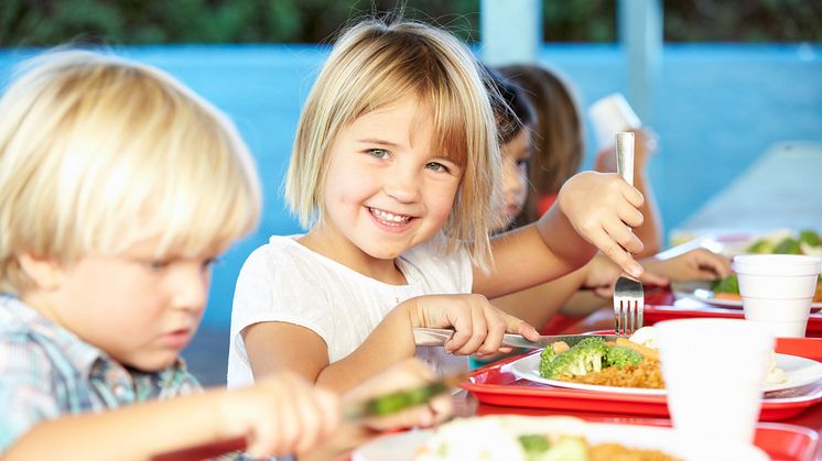 Sverige är ett av tre länder i världen som erbjuder kostnadsfria skolmåltider. Foto: Getty Images