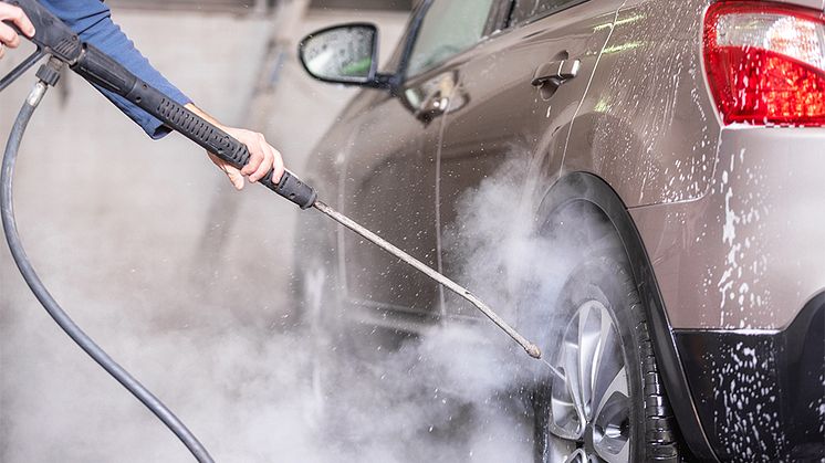 Tvätta bilen på en biltvätt eller tvätthall så rinner inte olja, giftiga tungmetaller och asfaltsrester rakt ut i våra vattendrag, sjöar och hav.