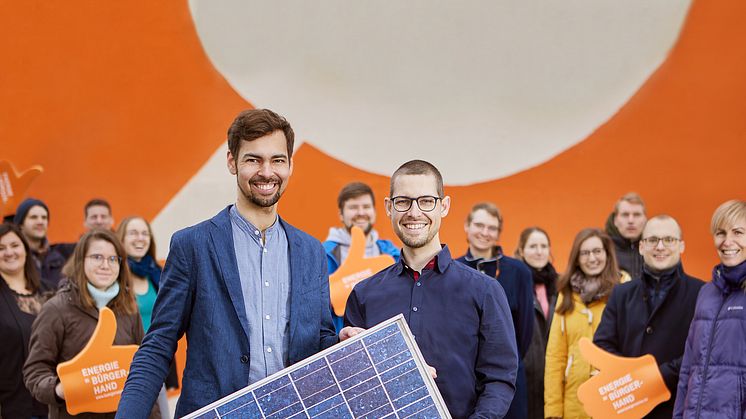 Hinter den Bürgerwerke-Vorständen Felix Schäfer (links) und Kai Hock (rechts) stehen nicht nur das Team der Geschäftsstelle in Heidelberg, sondern auch über 40.000 Menschen und 100 Mitgliedsgenossenschaften der Bürgerwerke