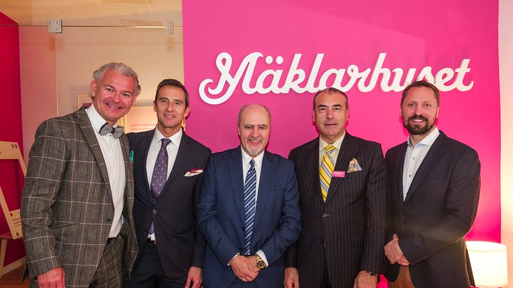 Kontorsägarna Andreas Strindholm och Michael Montin tillsammans med sin medarbetare.  