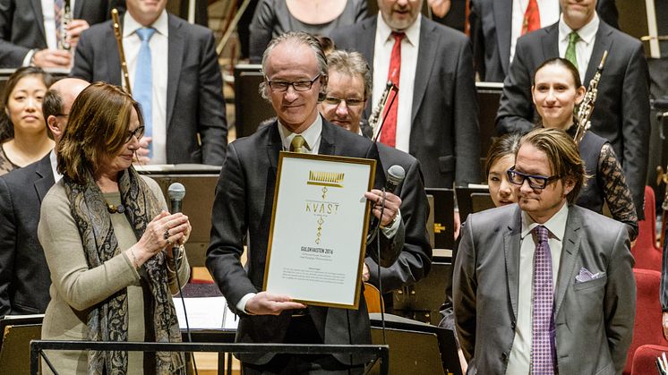 Guldkvasten 2017 har tilldelats Konserthuset Stockholm och Kungliga Filharmonikerna. Från vänster: Astrid Pernille Hartmann, ordförande i Kvast, konserthuschef Stefan Forsberg och programchef Fredrik Andersson. Foto: Jan-Olav Wedin