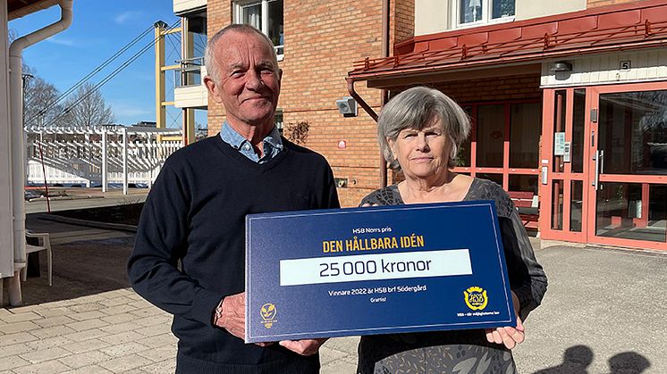 Hannu Vilppunen och Mona-Lisa Glaas i HSB brf Södergård tar emot HSB Norrs hållbarhetspris - Den hållbara idén 2022.