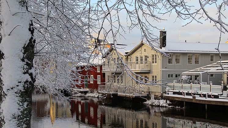 Byggnader vid Norrtäljeån som rinner genom Norrtälje stad.