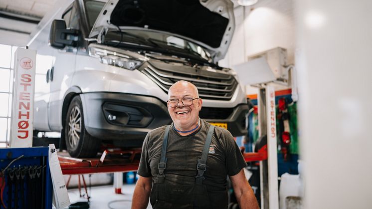 Billede 2 - Mekaniker Jens Møller er glad for sit arbejde hos HLT, og værkstedet får ros af kunderne - 'HLT går en ekstra mil for kunderne'