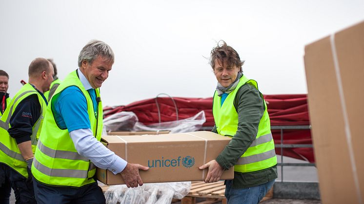 Norwegianin toimitusjohtaja Björn Kjos ja Norjan UNICEFin pääsihteeri Bernt G. Apeland