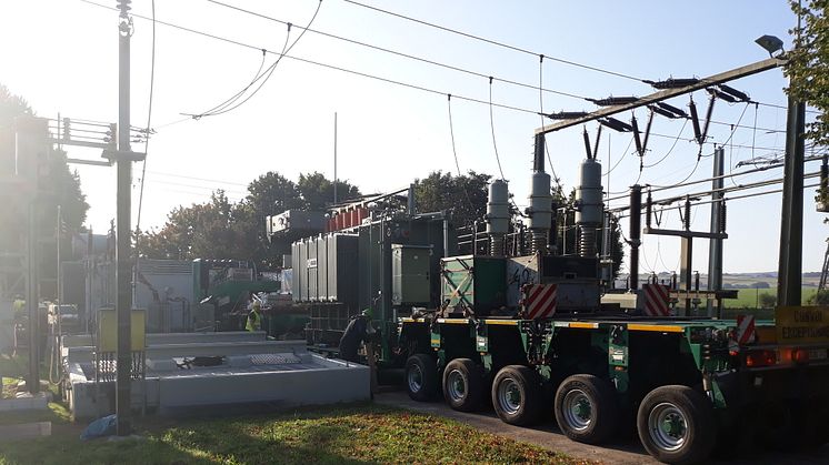 Die Vorbereitungen laufen: Der Trafo wird vom Schwertransporter auf das neue Fundament gezogen.