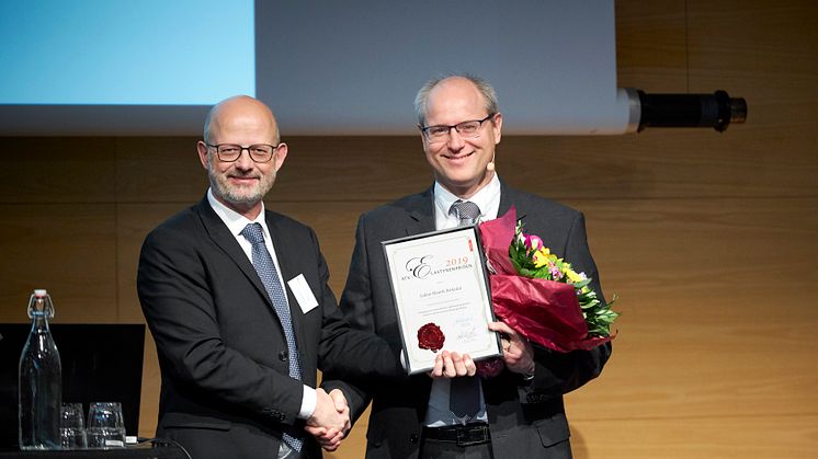 Formand for priskomiteen Niels Chr. Nielsen har overrakt Den danske polymerpris – ATV | Elastyrenprisen på 100.000 kr. til Lektor Henrik Birkedal, INANO og Institut for Kemi på Aarhus Universitet.   Foto: Tom Jersø