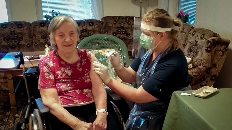 Ella Sellergren på Ängslyckans äldreboende får här den första dosen vaccin av sjuksköterska Victoria Svensson.