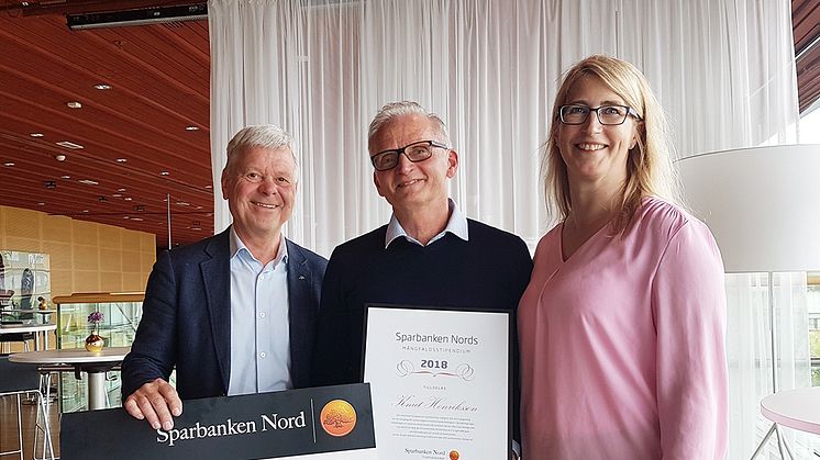 Årets mångfaldsstipendiat Knut Henriksson med Kjell-Åke Nilsson Sparbanken Nord - Framtidsbanken samt Katarina Halvarsson distriktsidrottschef Norrbottens Idrottsförbund.