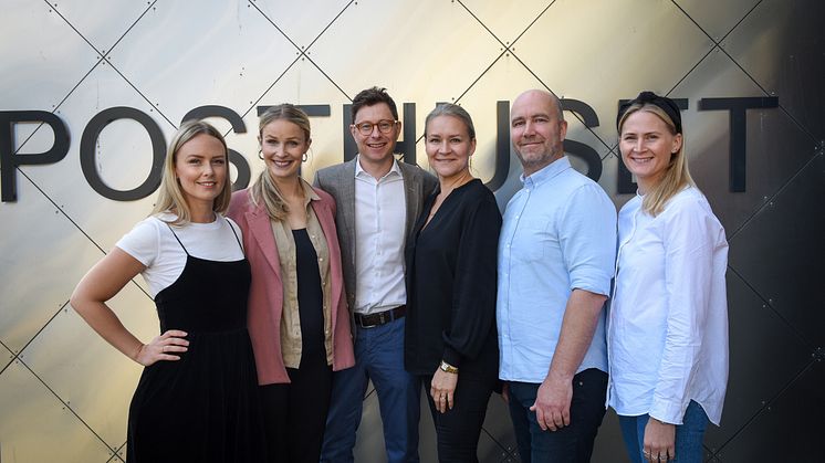 Fornøyde medarbeidere i POL ser fram til å samarbeide med Posten Norge i årene fremover. Fra venstre Rikke S. Jacobsen, Sara M. Hødnebø, Kjetil Botten Skogly, markedssjef Monica Solberg i Posten, Marius Eriksen og Kristin Scheele. Foto: Birger Morken