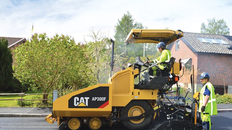 Cat AP300F asfaltsläggare i arbete från sidan