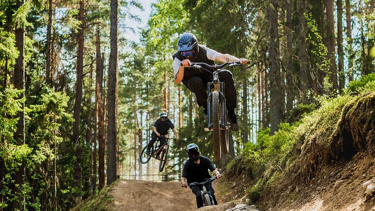 Hoppglädje i den populära leden Barbro i Järvsö Bergscykel Park. Foto: Petter Persson