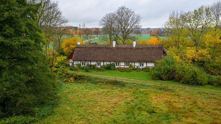 Klockaregården har renoverats med mycket kärlek och trädgården har fått mycket omsorg.