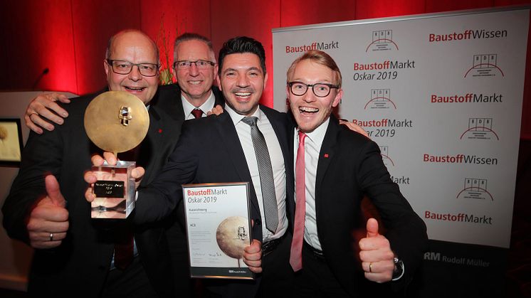 Das Team von ACO freut sich über den Gewinn des 19. BaustoffMarkt-Oskar. Wir gratulieren! Foto: BaustoffMarkt/Thomas Kiehl