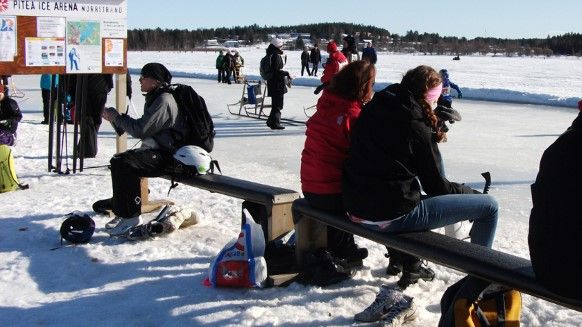 Underlaget på den populära isbanan vid Norrstrand har farit illa i vårsolen och banan stängde under torsdagen. Foto: Piteå kommun