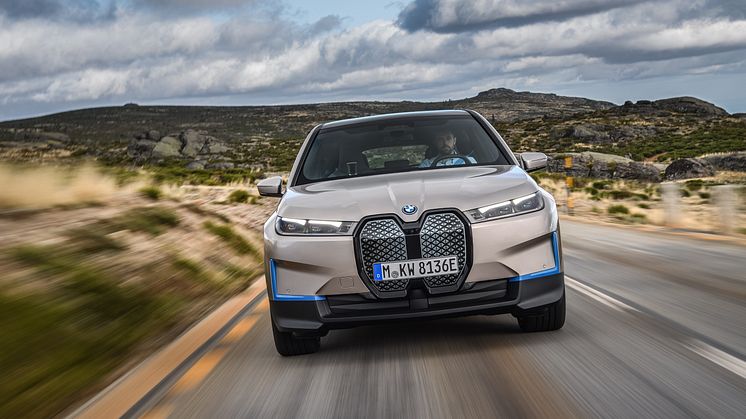 Uusi BMW iX vie autoalaa tulevaisuuteen teknologisella lippulaivamallillaan