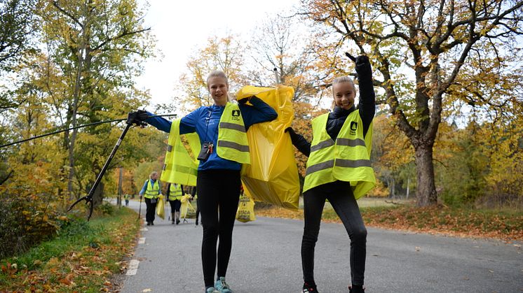 Idrottsungdomar städar Gärdet.