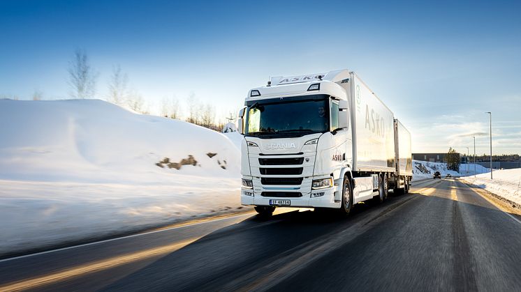 Verdens første regionale BEV fra Scania tas i bruk av ASKO. Med denne generasjonen lastebiler åpner helt nye muligheter for fossifrie transporter.