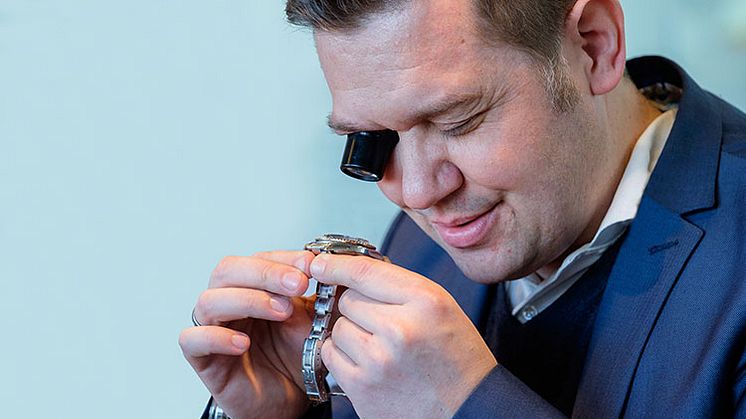 Bruun Rasmussens eksperter kan fortælle dig, hvad dit smykke eller armbåndsur er værd.