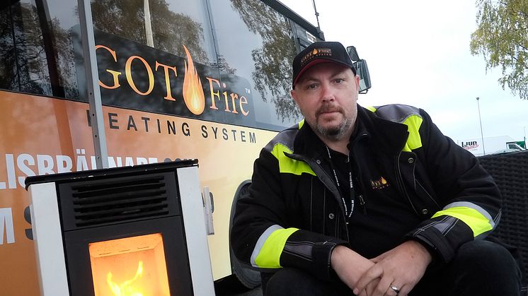 – Allt fler upptäcker hur mycket el luftvärmepumparna drar när det är som kallast. Istället väljer de en pelletskamin, säger Janne Lundstein. 