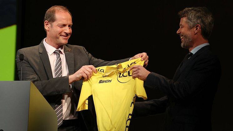 Ved præsentationen af Tour de France 2022 fik kronprins Frederik overrakt en gul førertrøje af løbsdirektør Christian Prudhomme som symbol på, at verdens største cykelløb begynder i Danmark i 2022. Foto: A.S.O./Fabien Boukla.