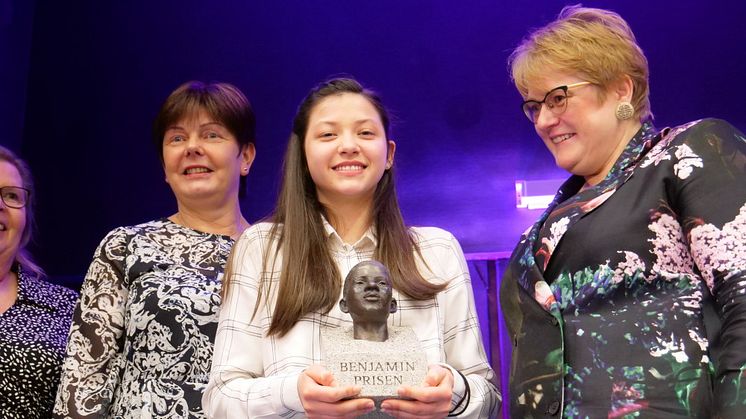 Kunnskaps- og integreringsminister Trine Skei Grande ble hilst velkommen av elevene ved Alvimhaugen barneskole. Foto: Monica Bjermeland / HL-senteret