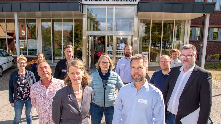 Styrelsen och projektledningen för BT Kemi Efterbehandling samt entreprenör Geoserve. Närmast kameran: ordförande Agneta Sörensson (M) och Geoserves vd Henrik Ekman.