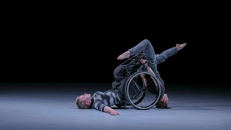 Fine Lines i koreografi av Roser López Espinosa ingår i föreställningen Mixed Doubles som är en del av festivalen DansFunk 3.0 2021. Sverigepremiär 17 nov 2021.