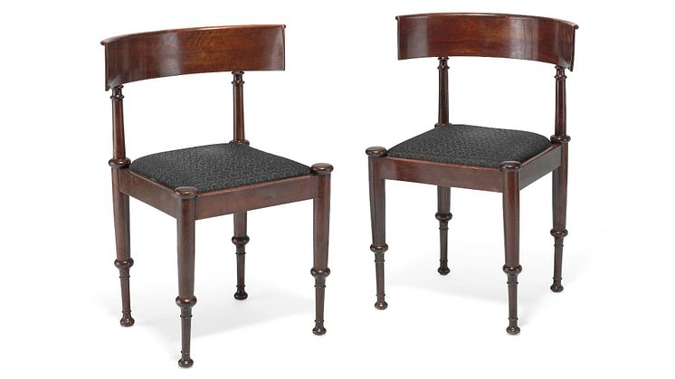 Constantin Hansen- Et par klismos stole af mahogni, hver med løst sæde betrukket med hestehår. Ca. 1845-52