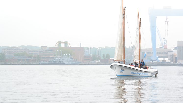 Bei Leichtwind ging es auf den Kuttern des Camp 24/7 zum Traditionssegler Zuversicht in die Rathje Werft