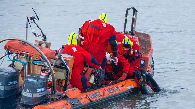 Besætning træner Mand-over-bord redning fra Fast Rescue Boat.