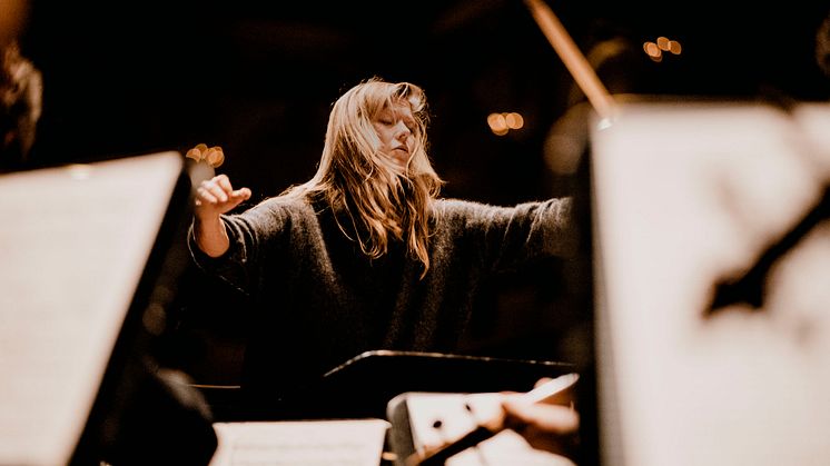 Barbara Hannigan dirigerar Göteborgs Symfoniker i gripande musik av Claude Vivier (1948-1983). Foto: Marco Borggreve.