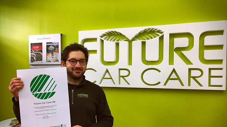 Alex Ghanati, VD Future Car Care AB visar upp sin Svanen-certifiering 