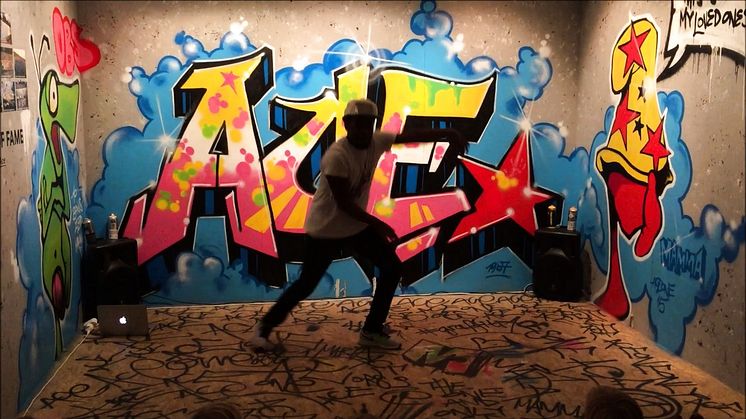 Streetdance med Maele "Reeflex" Sabuni i utställningen Graffiti Spaces på Barnens kulturdag