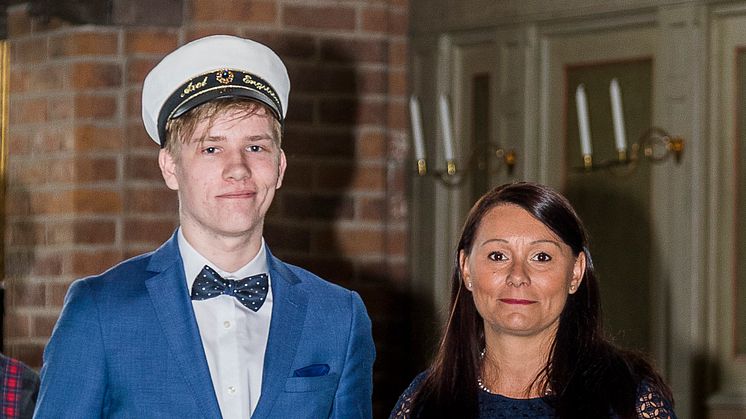 Här är Europaskolans matematikstipendiat Axel Engström tillsammans med Pia Dahlén, kommunikationschef på Eskilstuna Strängnäs Energi och Miljö som delade ut stipendiet.