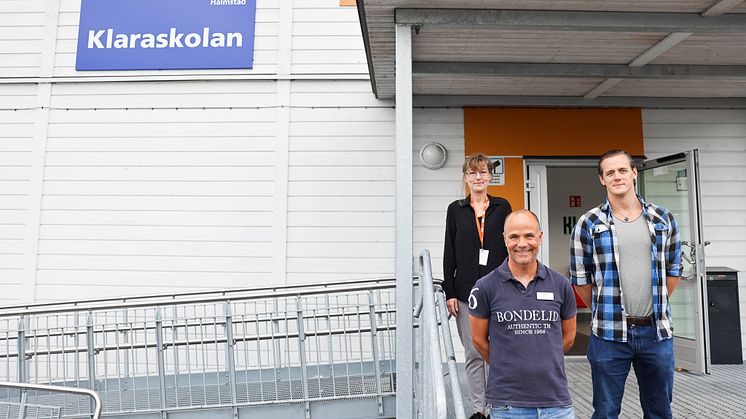 Nu startar Framtidsakademin! Först ut i projektet är Klaraskolan. Maria Åkesson, bostadssocial koordinator på HFAB, Per Thronée, projektledare på HFAB och Björn Blanck, integrationssamordnare på Klaraskolan, informerade eleverna om satsningen.