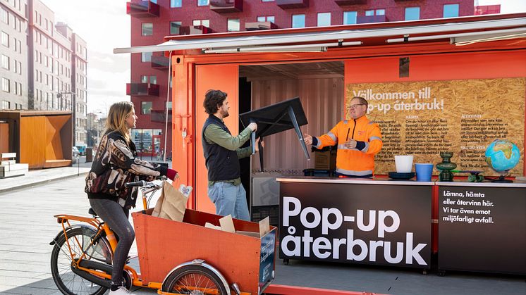 Pop-up återbruk besöks av expert på återbruk i samband med att Antikrundan besöker Stockholm 20 augusti.